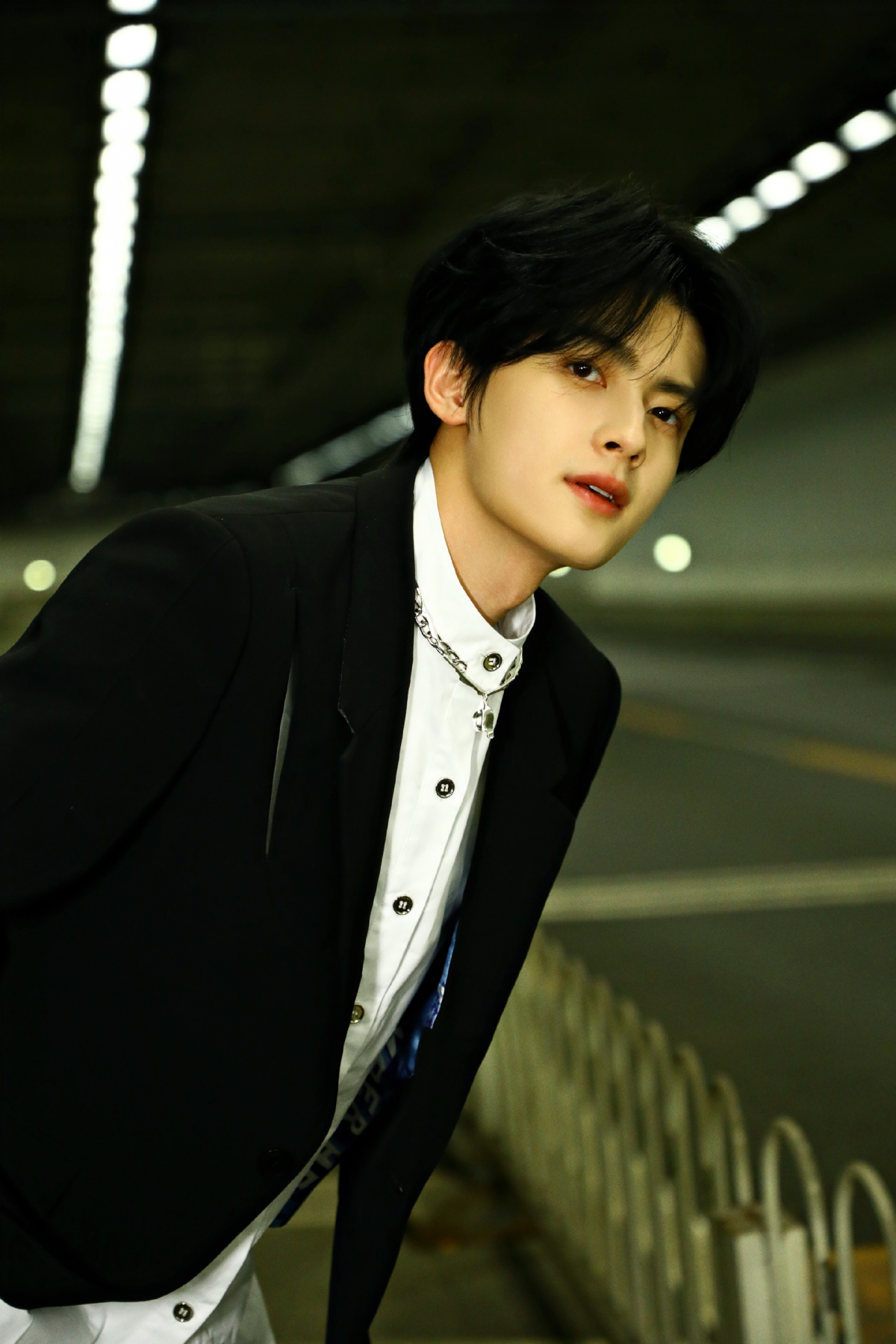 唇紅齒白的陳鶴一俊美又帥氣。