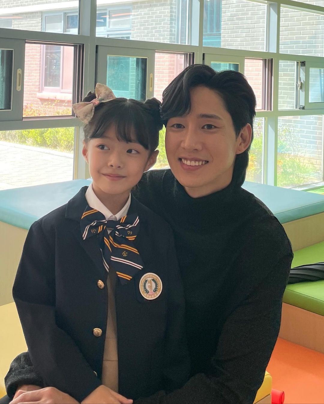 「全宰寯」在《黑暗榮耀》系列手段狠辣，只有面對女兒時才表現出溫柔的一面，朴成勳的演技令觀眾感到相當驚艷！