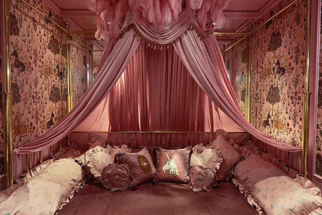 童話故事中的公主都是在浪漫粉紅帷帳當中醒來。