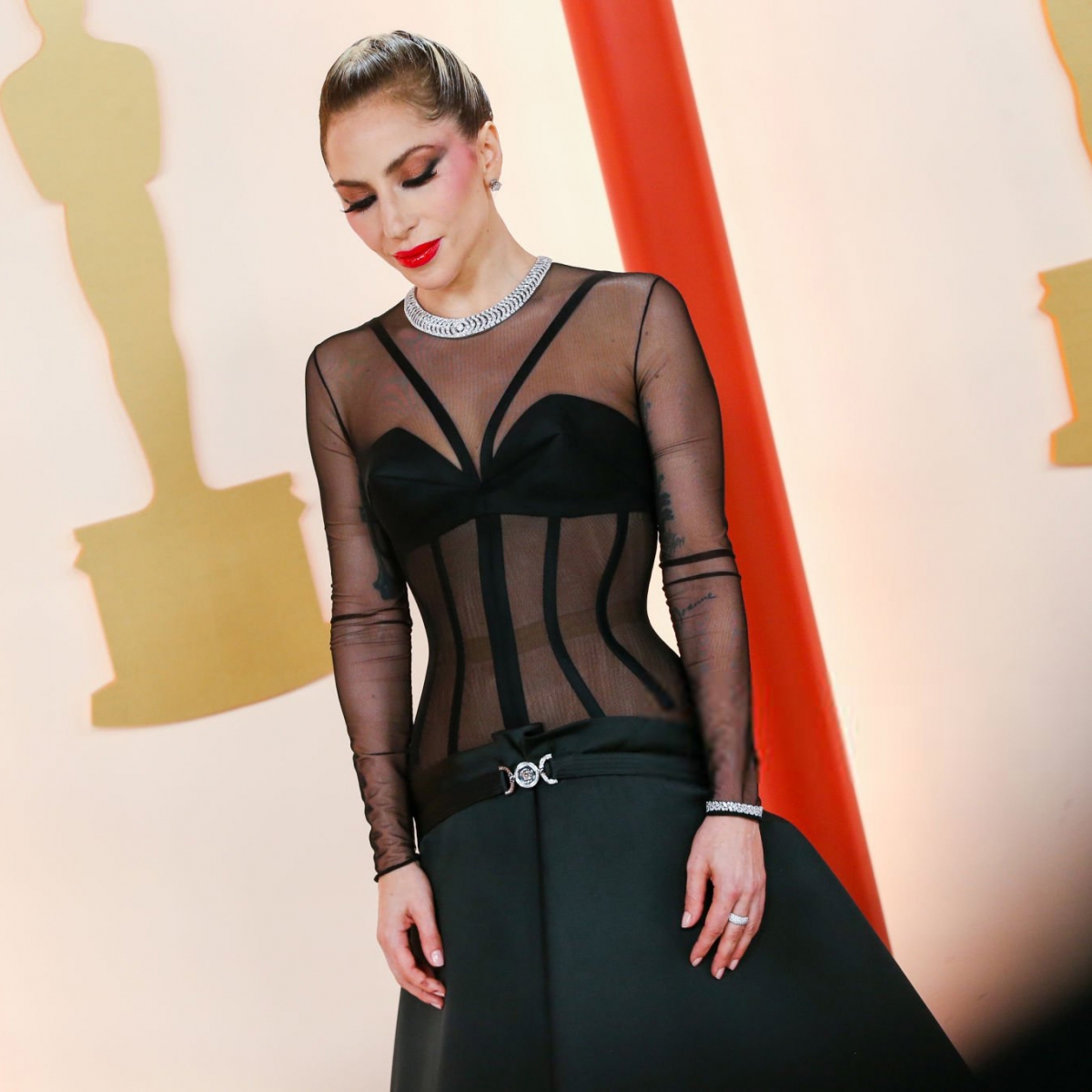 女神卡卡以VERSACE薄紗馬甲禮服艷驚四座。