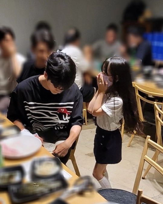 《非常律師禹英禑》吳智律是男主角姜泰伍忠實鐵粉,雀躍小表情都快飛上天!