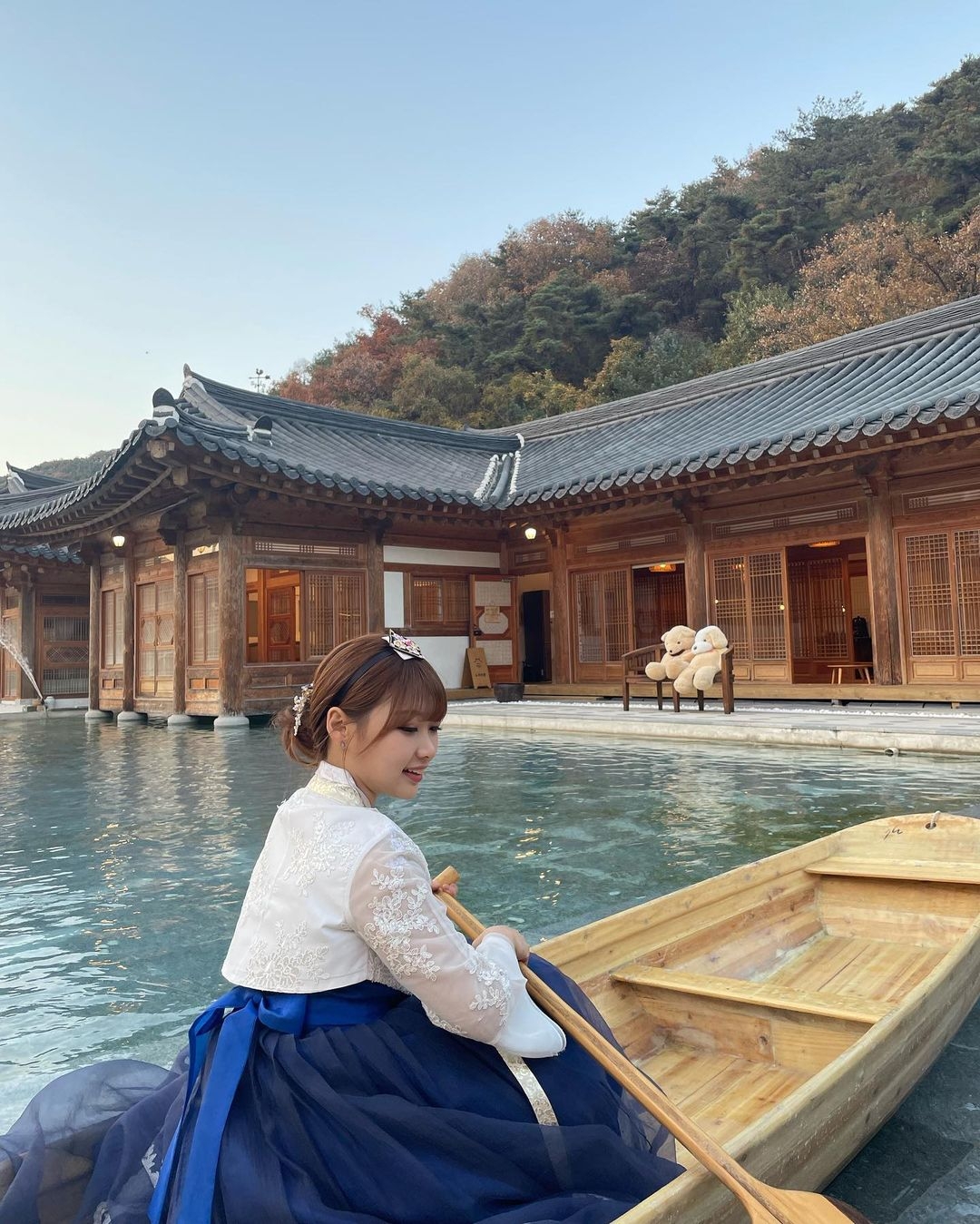 網美們紛紛到「所陽韓屋」冰透湛藍的池塘體驗划船樂趣。