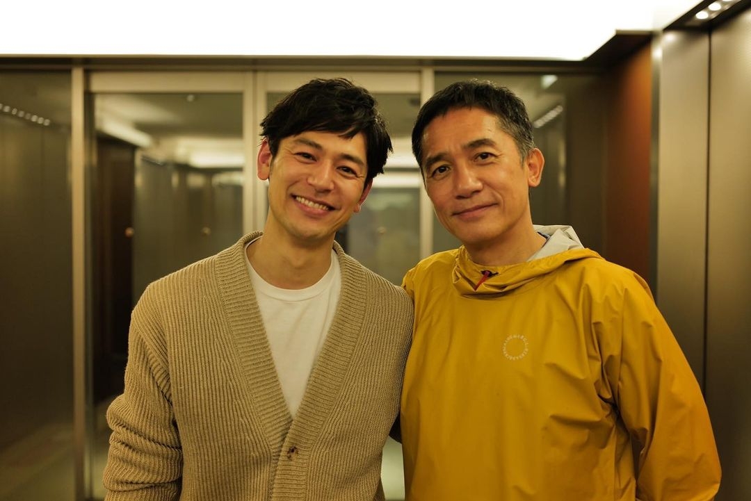 妻夫木聰和梁朝偉合照。