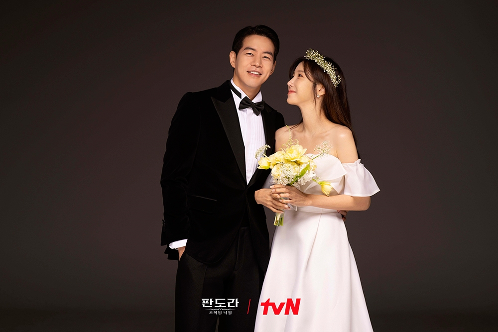 李相侖和李智雅劇中的結婚照看起來相當甜蜜呢。