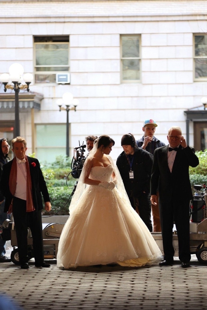 賽琳娜穿上婚紗禮服美如迪士尼公主。