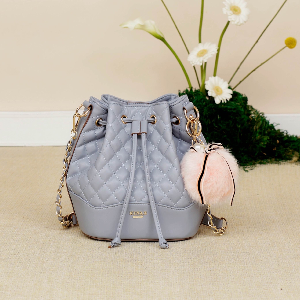 KINAZ束口菱格紋毛球鏈帶斜背水桶包,NT$3,580