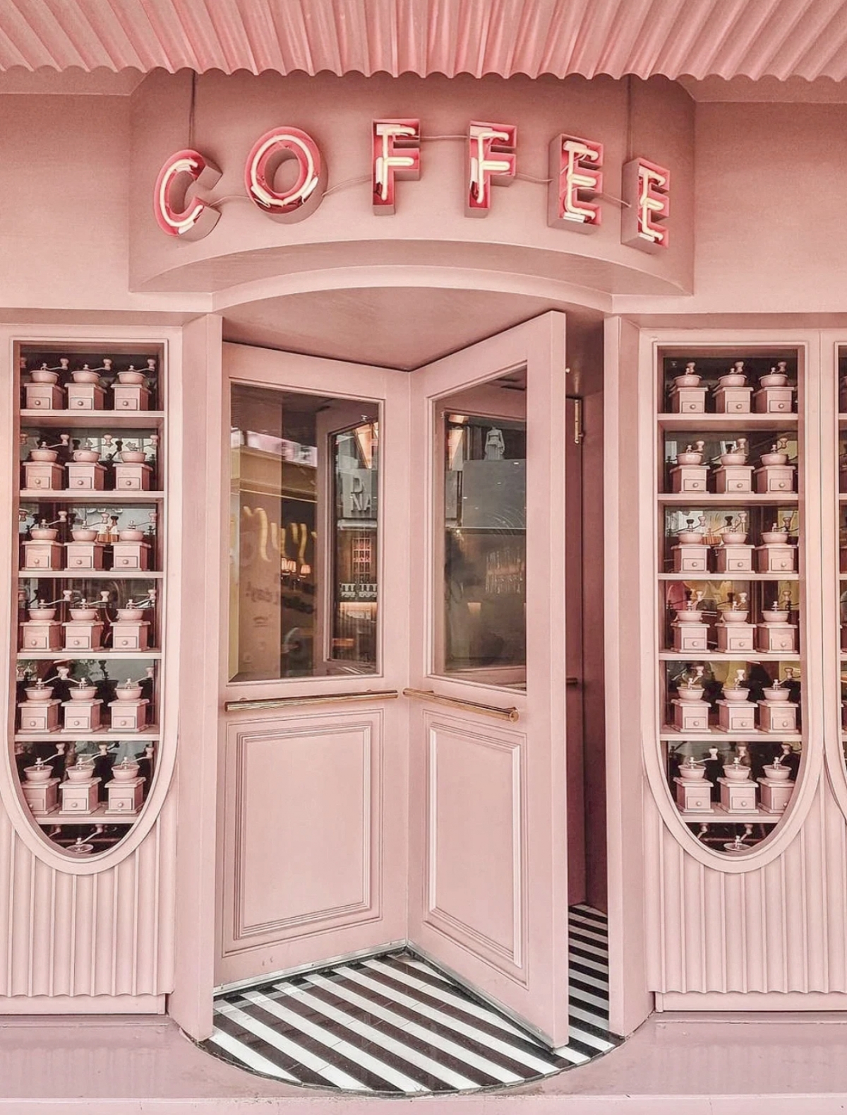 泰國粉紅咖啡廳「The Cassette Coffee Bar」