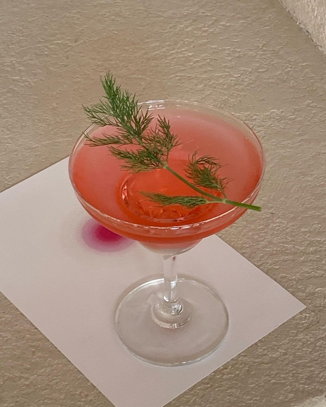 雞尾酒上頭也擺著香菜提味。
