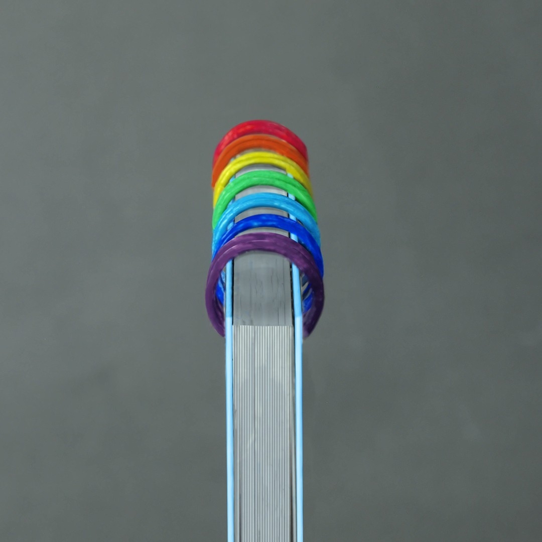 側面的彩色書環讓人大呼驚奇。