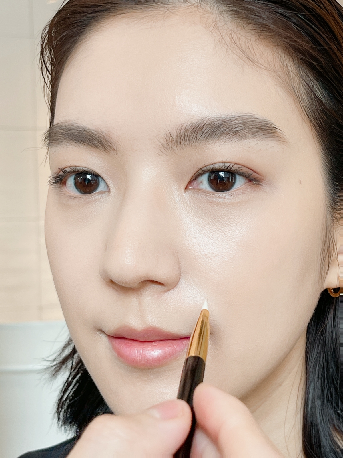 遮瑕膏用法01:修飾法令紋