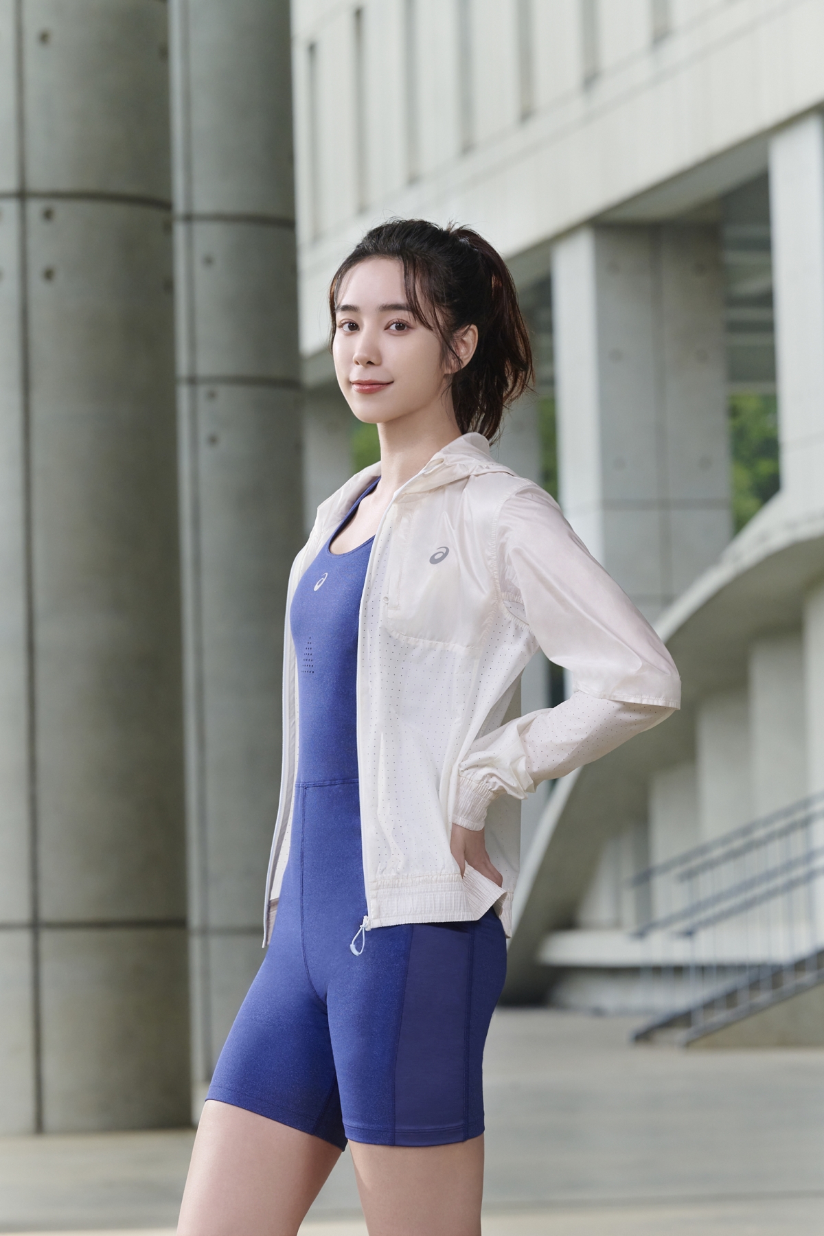 Look 04 ：星空藍&柔和白，舒適貼合連身褲陪伴投入每場跑步旅程