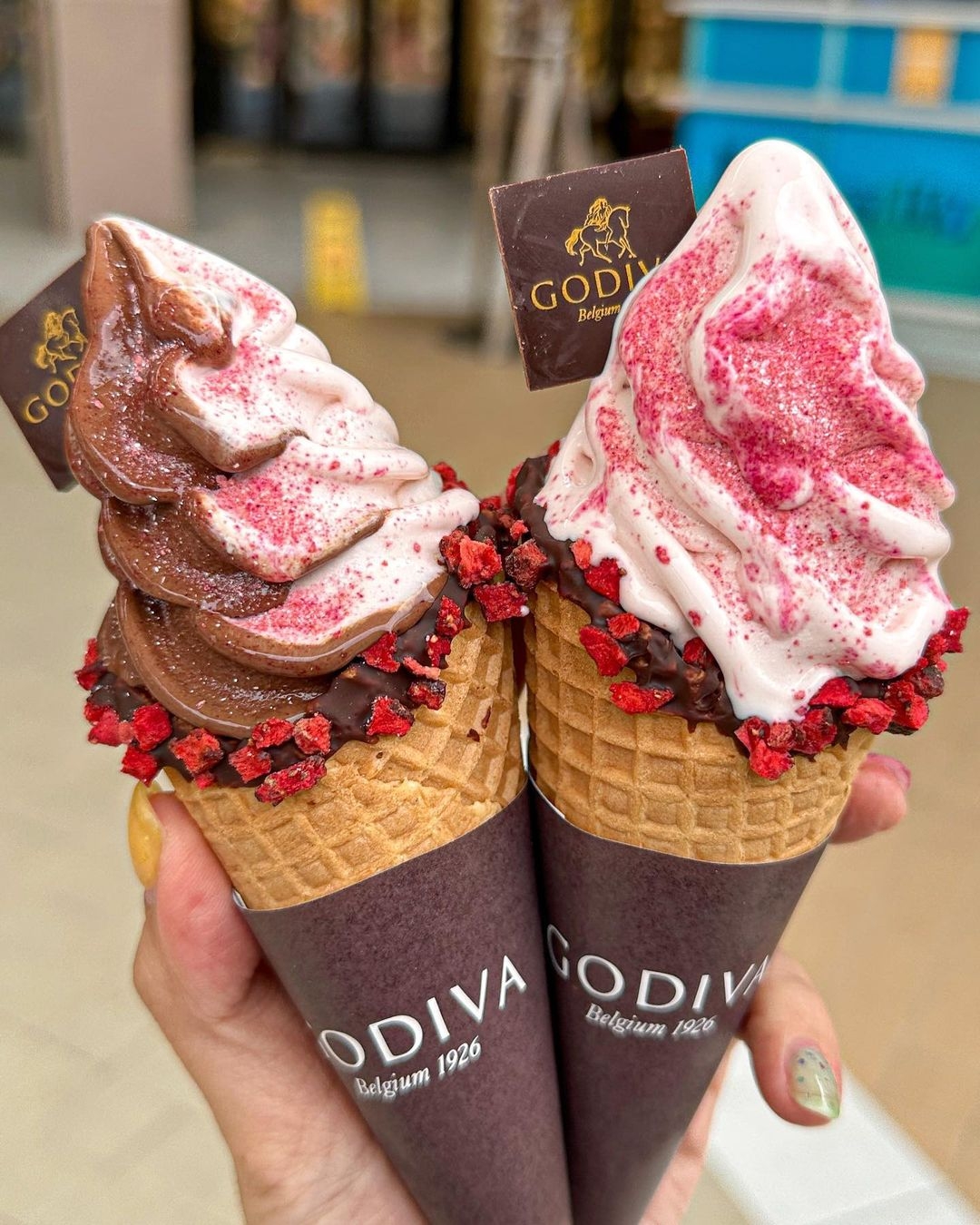 GODIVA草莓系列共有2種霜淇淋口味