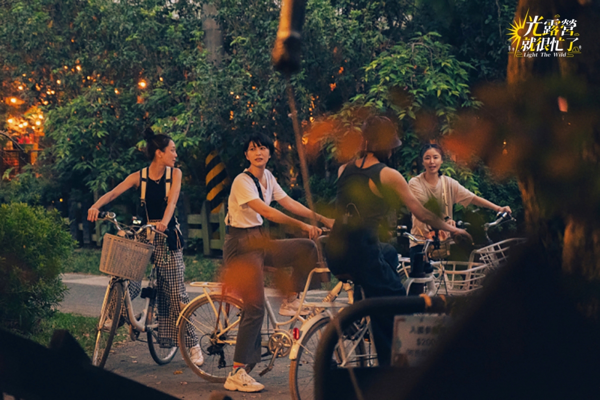 光小姐們一起騎腳踏車出去晃晃。