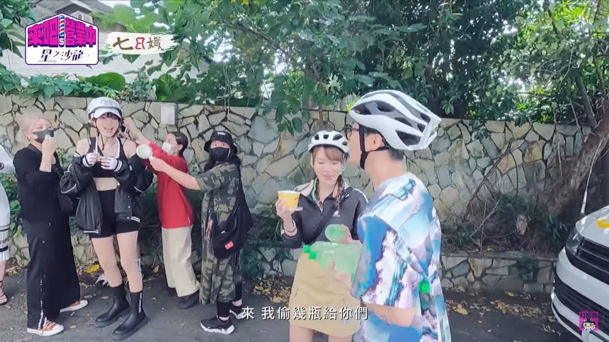 王子的鏡頭意外曝光一旁的謝金燕大陣仗補妝