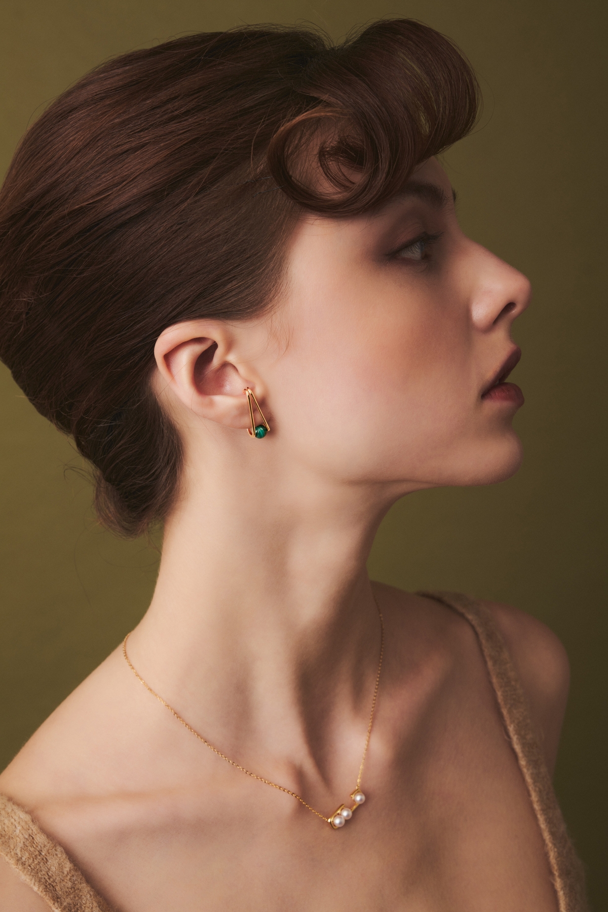 深綠色的孔雀石低調又不過度張揚,是不容易出錯的百搭選擇。