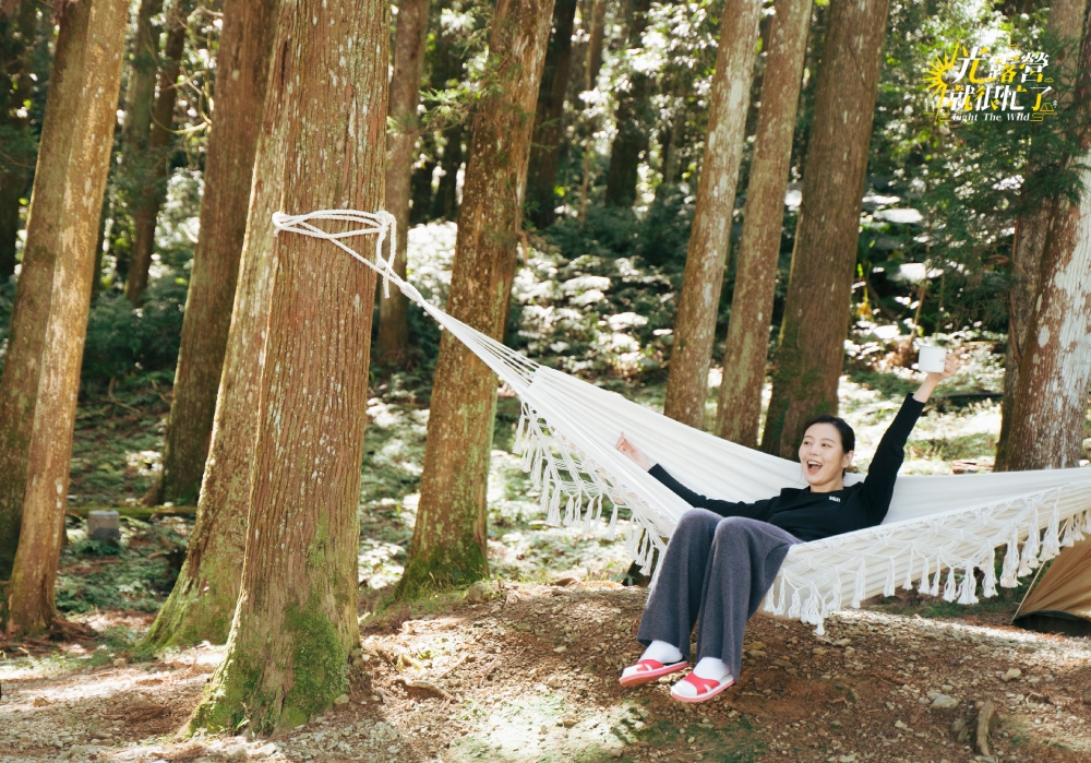 劉品言自在放鬆穿紅白拖。