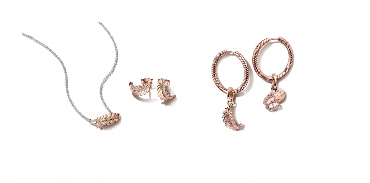 雙色金屬弧形羽毛短項鏈NT$3,280；飄逸弧形羽毛針式耳環NT$2,880；飄逸弧形羽毛吊飾NT$2,480；粉紅蝴蝶物語吊飾NT$2,880