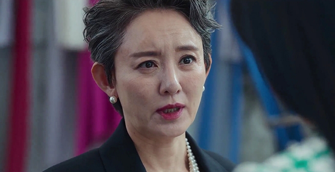 尹多京在《黑暗榮耀》當中是個瘋狂媽媽。