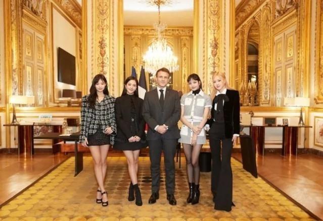 法國總統馬克宏和法國第一夫人碧姬和BLACKPINK拍下歷史性的合照。