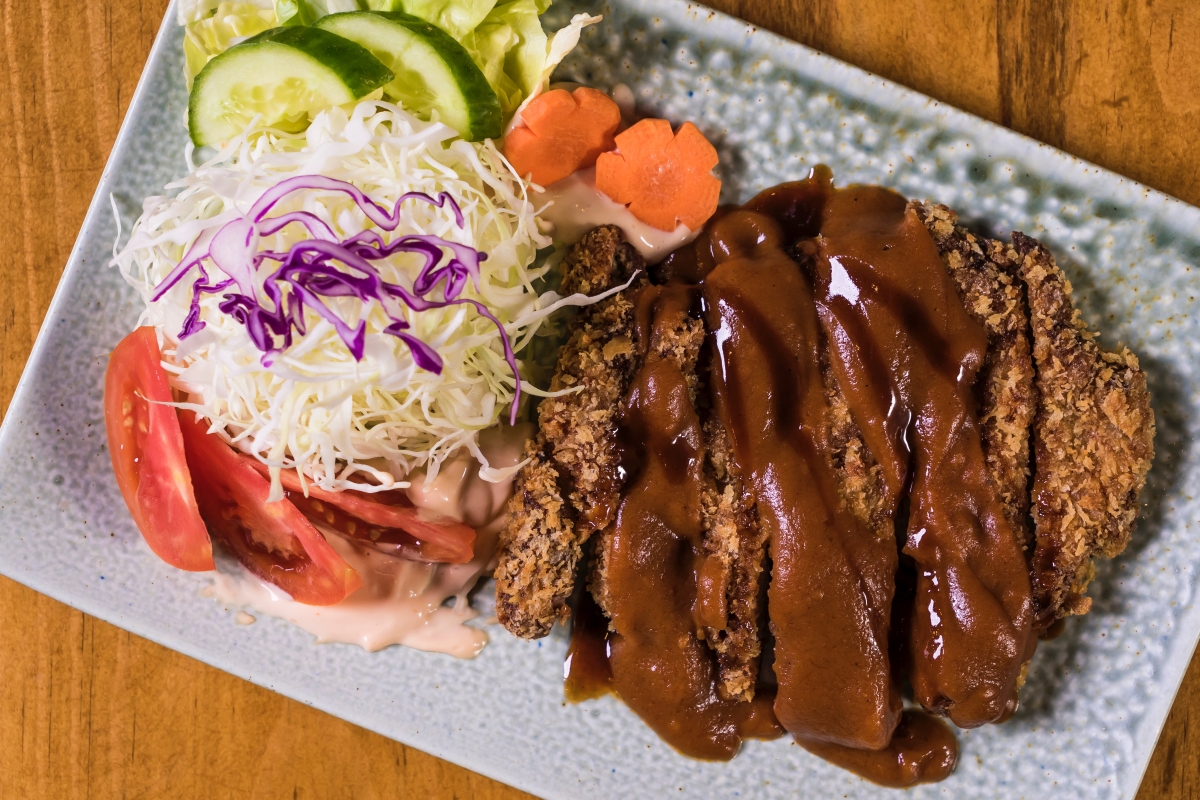 事先做好濃郁醇厚的味噌醬,讓豬排嚐起來更美味。