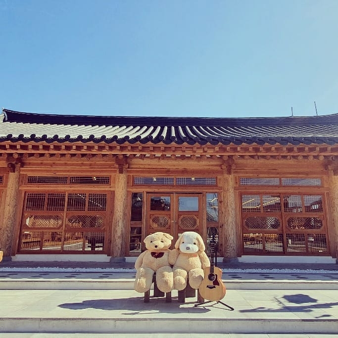 傳統韓屋前頭放著可愛泰迪熊，卻一點都沒有違合感。