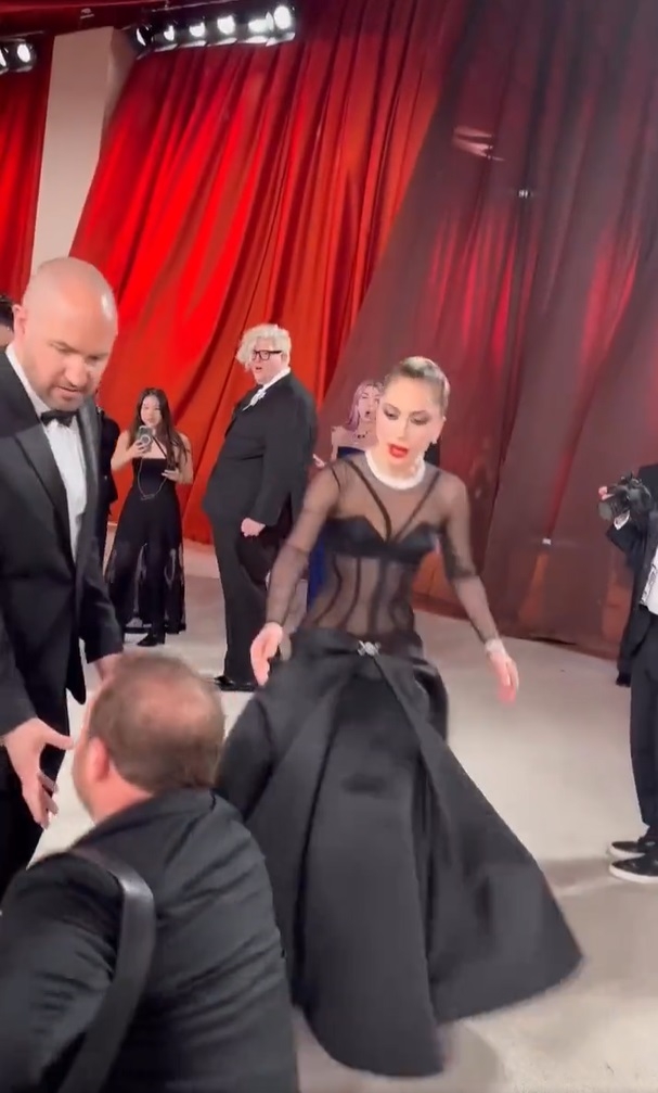 女神卡卡踩著高跟鞋火速前來幫忙。