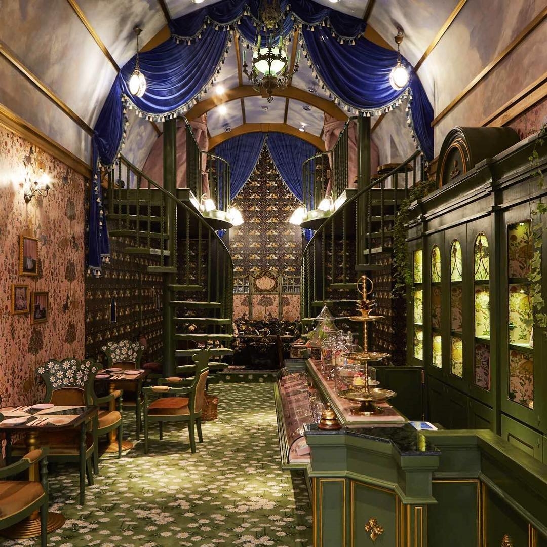 墨綠色古典旋轉樓梯、奢華水晶燈和夢幻粉主色裝潢,華麗到讓人快睜不開眼。