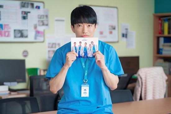 《機智醫生生活》胸腔外科醫師「凃材學」是全劇的喜劇擔當之一。