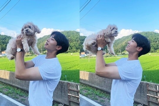 秋英宇把家裡的貴賓犬當作寶貝般愛護。