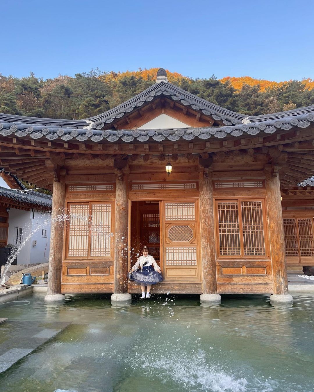 藉著漂亮水花拍一張網美照，同樣吸睛。