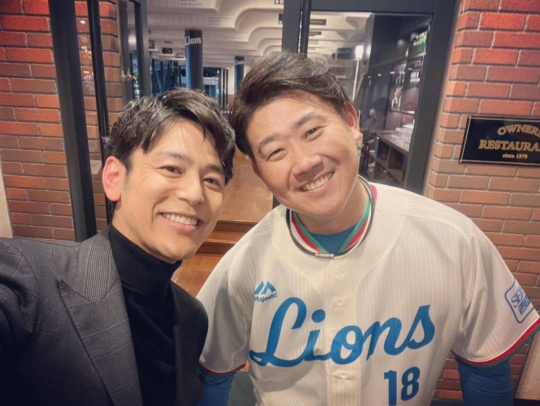 妻夫木聰和松坂大輔合照。