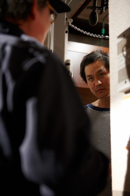 金成均在《惡鄰拼圖》當中的演出令人不寒而慄。