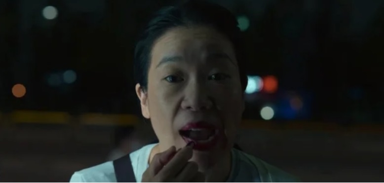 姜賢南塗上文同珢送給她的口紅，這一幕是《黑暗榮耀2》當中的名場面之一。