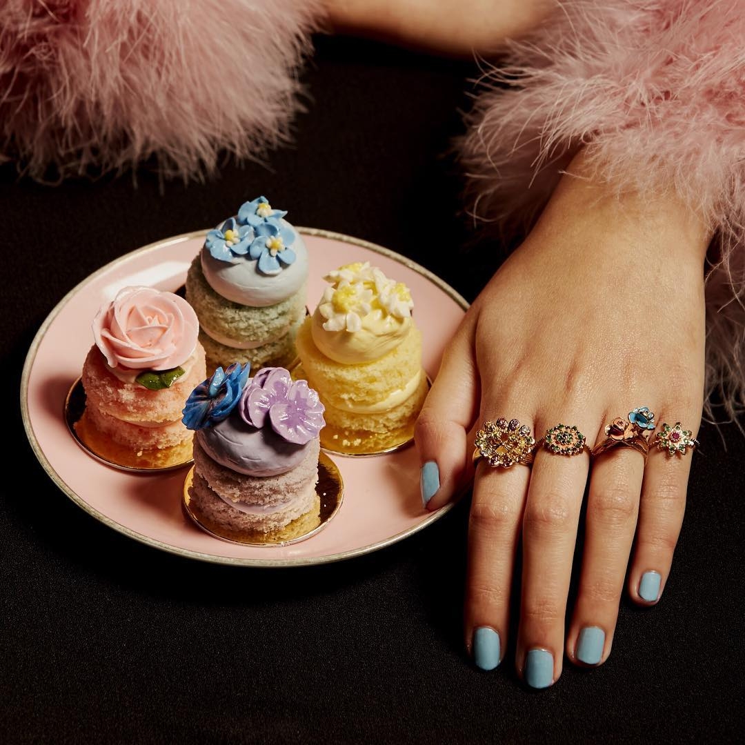 花卉馬卡龍上的花瓣做工栩栩如生。