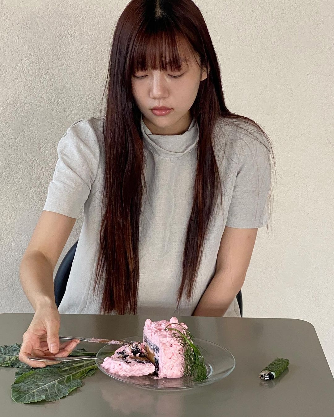 店裡熱賣的粉紅蒔蘿香菜蛋糕是人氣王。