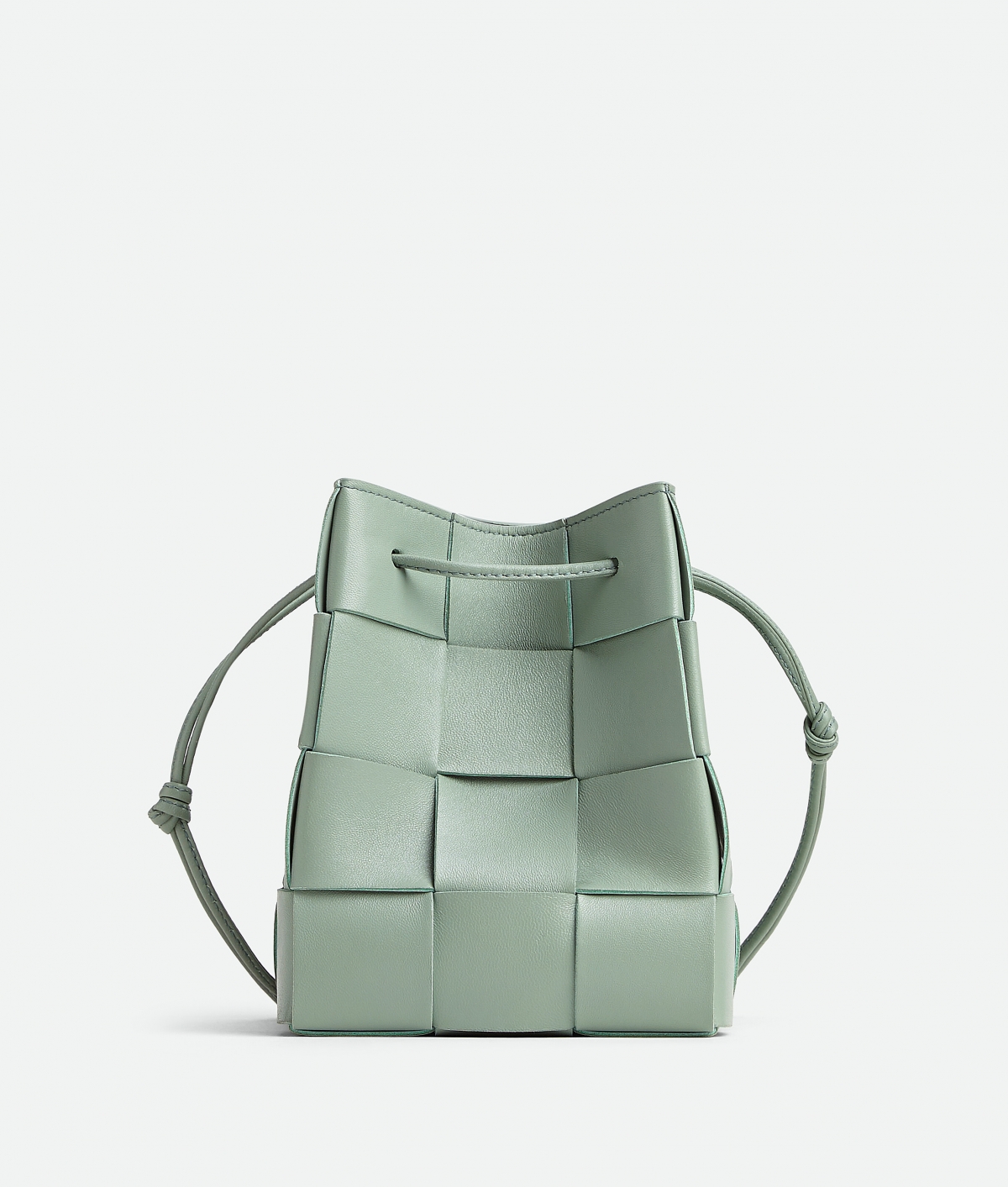 Bottega Veneta CASSETTE 鼠尾草綠編織水桶包，NT$59,500