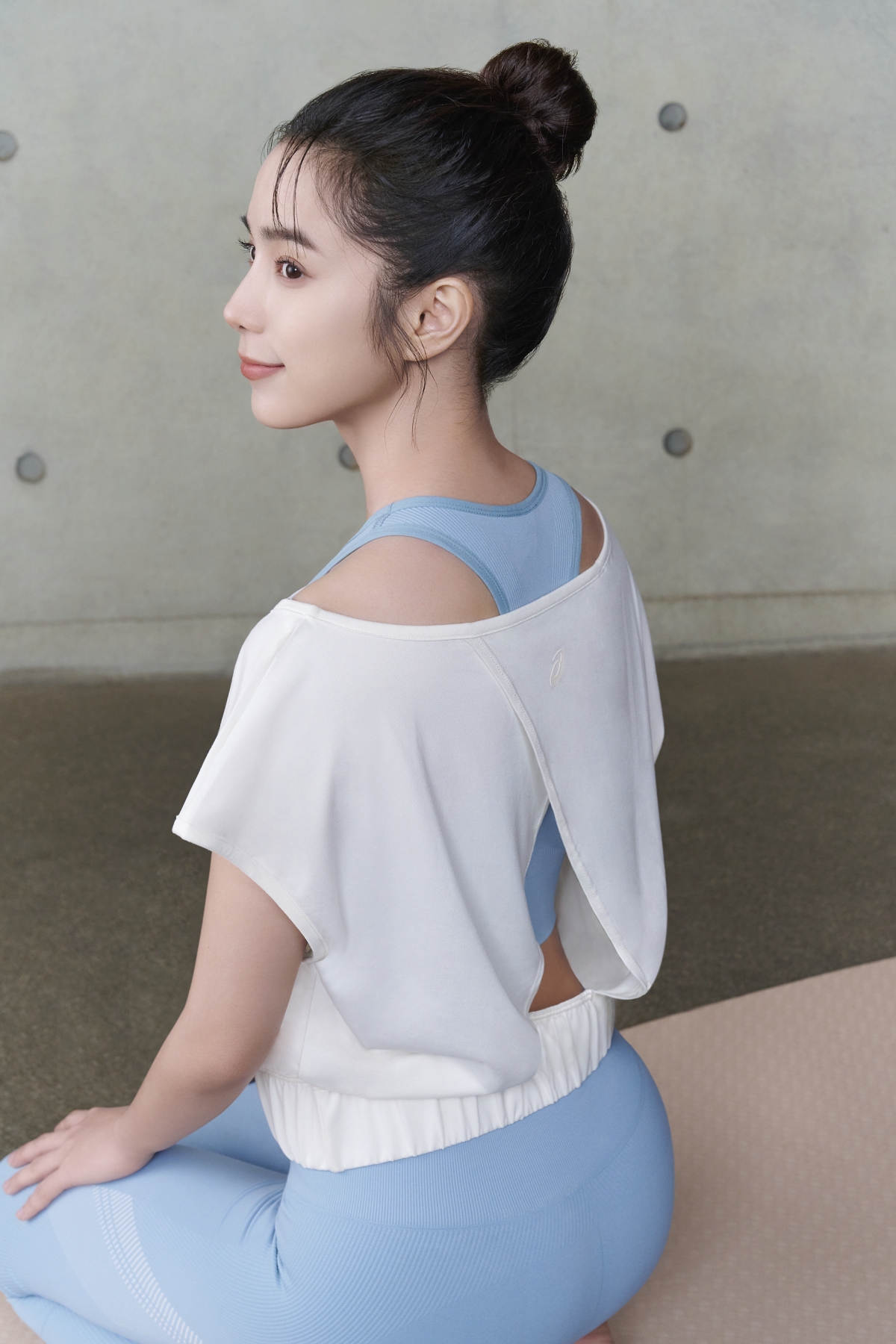 温貞菱Look 02 ：清爽藍&雲朵白，小包袖舒適短上衣修飾手臂又小露性感