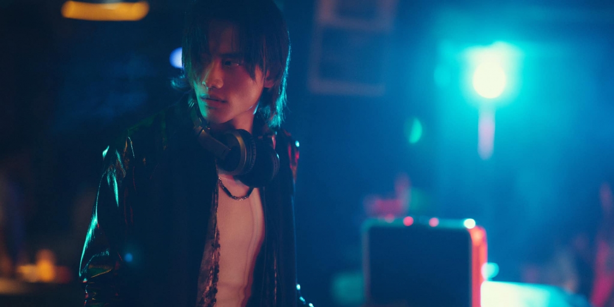 沈嘉文表面看似風流DJ，其實內心世界相當扭曲。