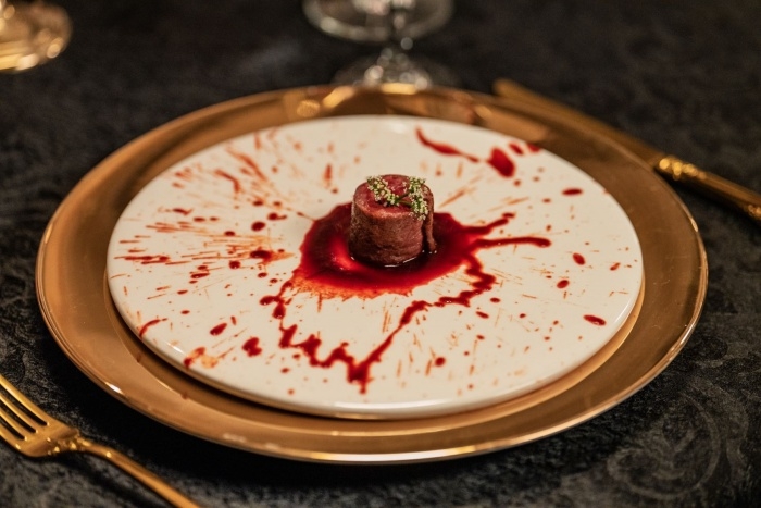 《飢渴遊戲》當中的經典料理「血與肉」，既奢華高檔又充滿邪惡誘惑。