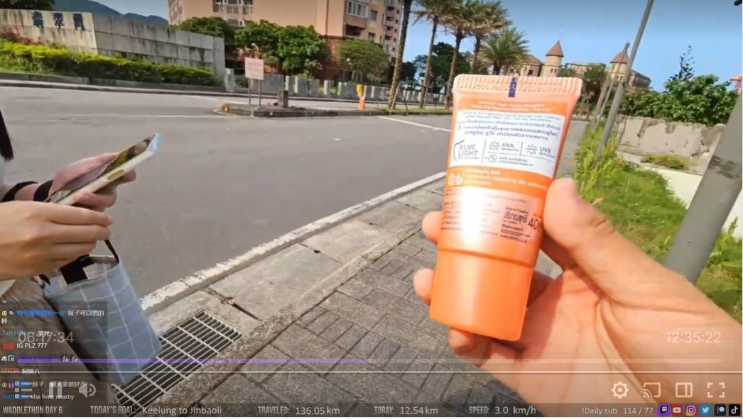 女生貼心為企鵝妹送來防曬乳