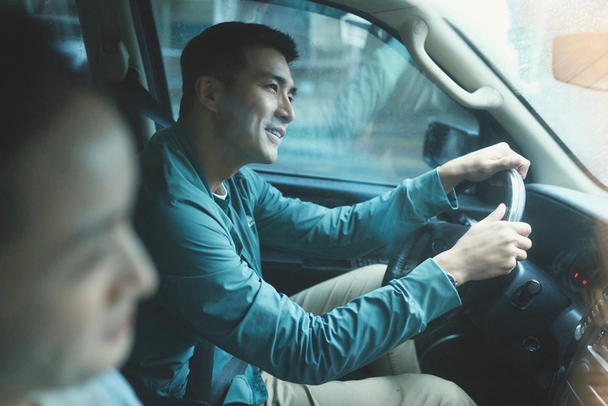 賀軍翔開車的側臉充滿魅力。