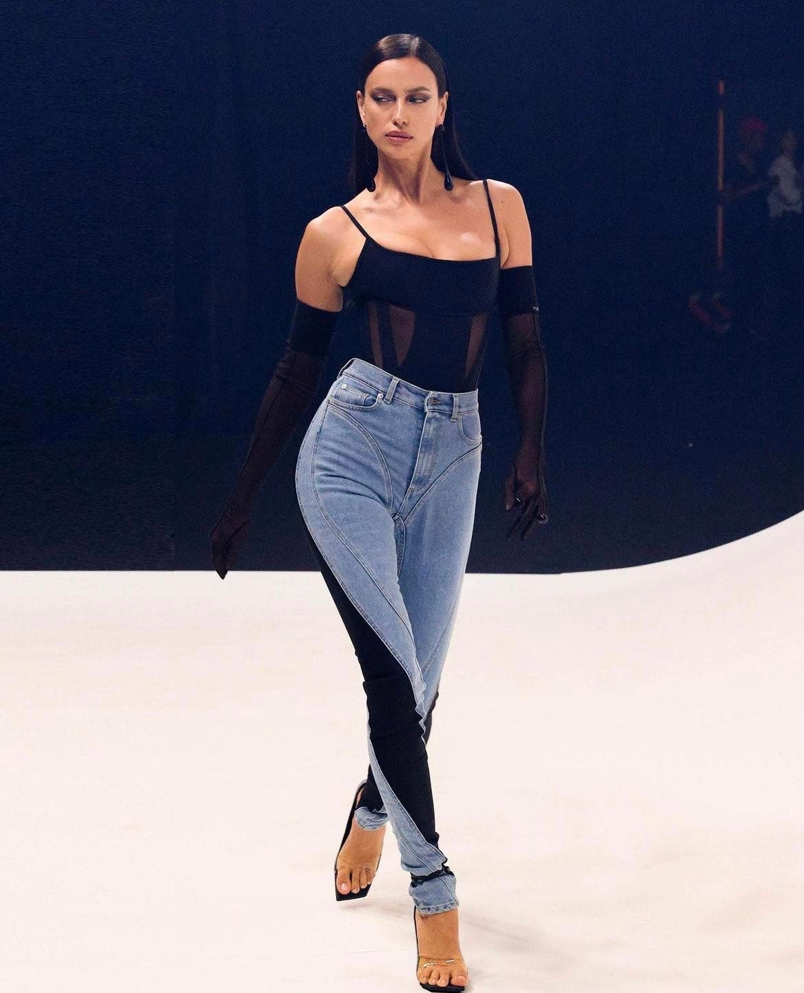 MUGLER與H&M的聯名系列選在紐約舉辦活動，由超模Irina Shayk領軍，穿上話題新作走秀。