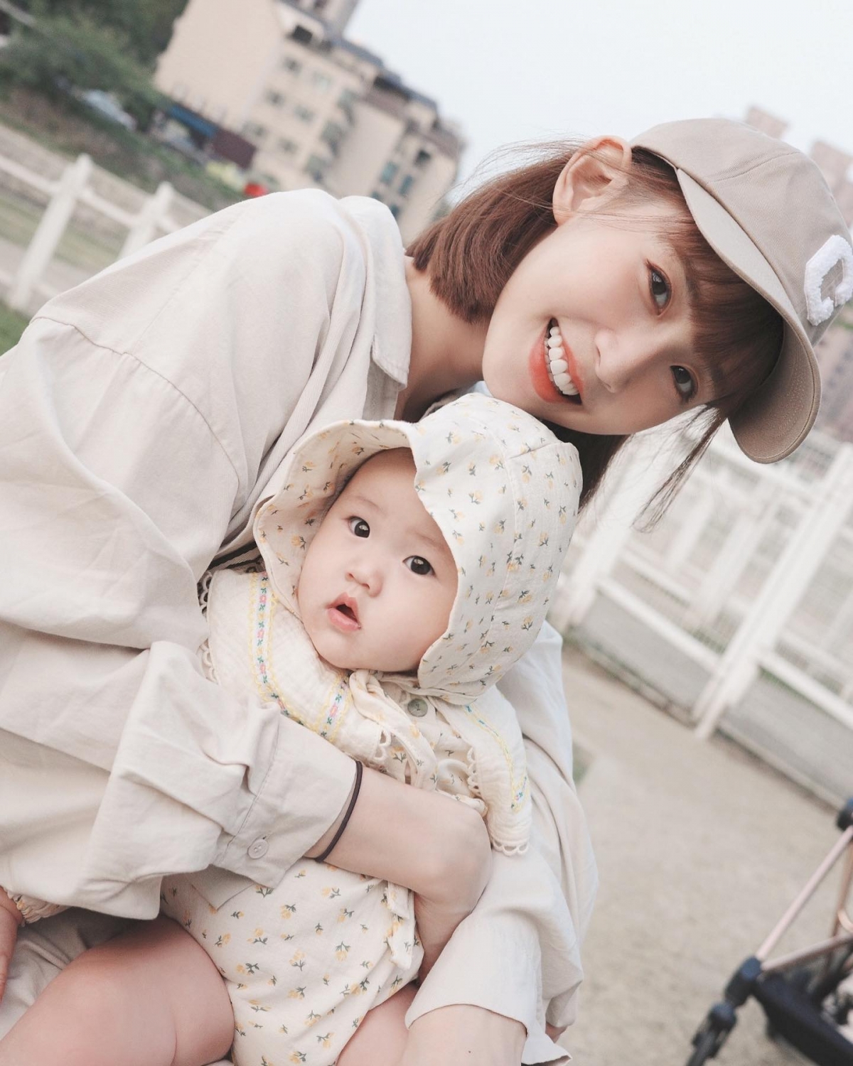 粿粿抱著愛女「小粿醬」，少女感十足。