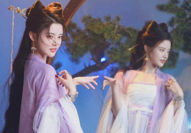 九尾狐妖翩然可甜可慾，嫵媚多情。