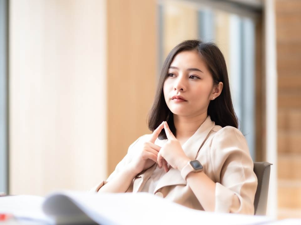 「入職57天遲到22次」被資遣，OL爆氣向公司提告！