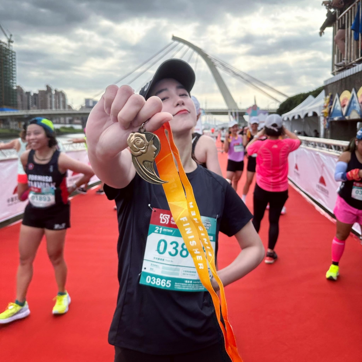 跑完的温貞菱驕傲曬出獎牌