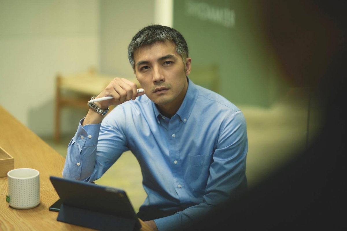 賀軍翔在《不夠善良的我們》白髮造型滄桑帥氣。