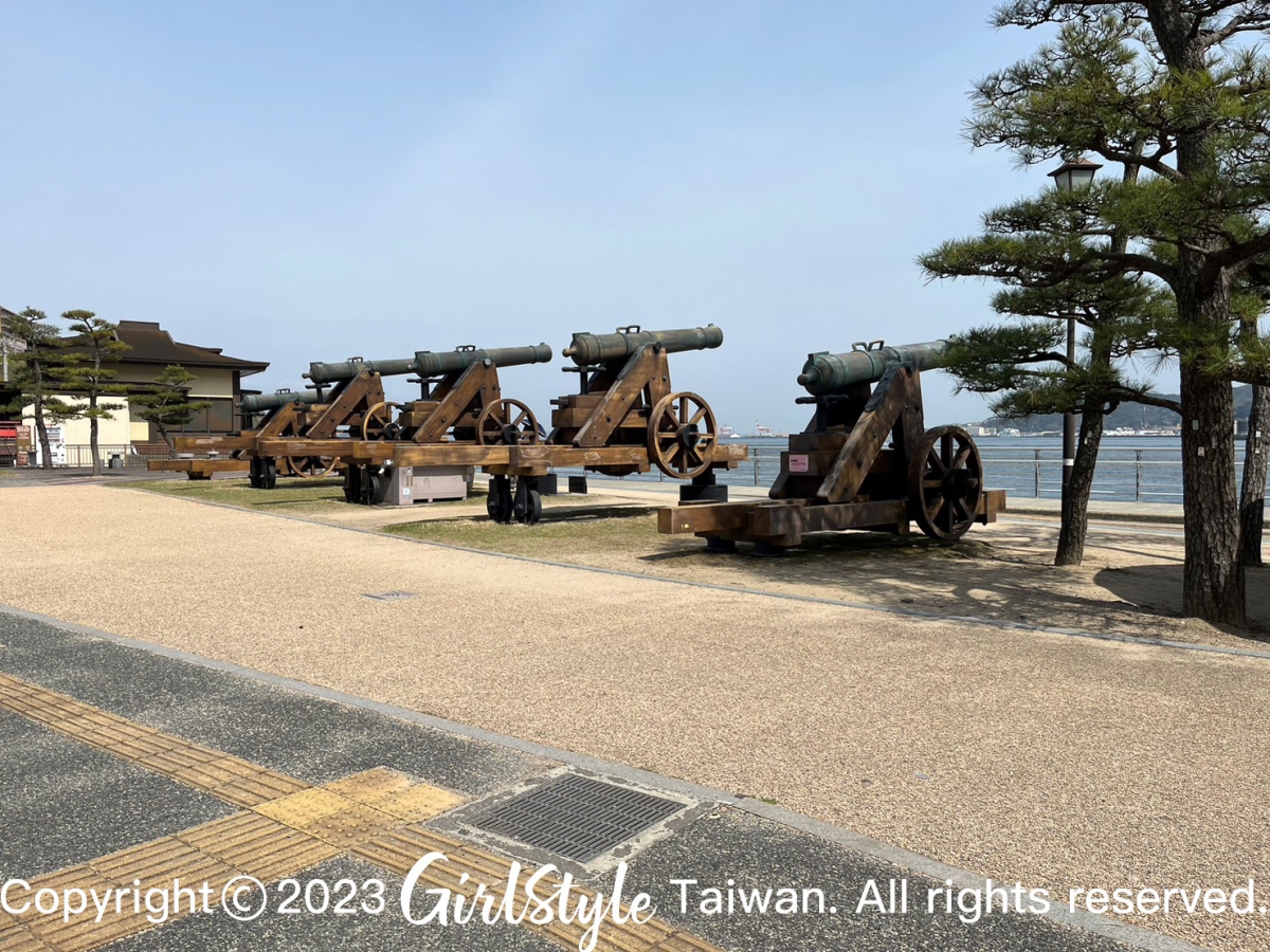 公車站旁還有古代大砲雕像,帶出以前對外海戰的歷史