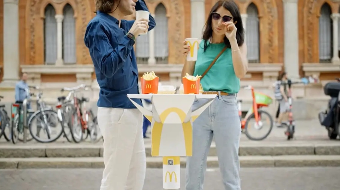 在街頭吃麥當勞變成很潮的事!