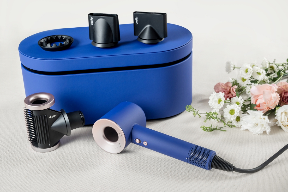 Dyson Supersonic™吹風機 HD15,搭配全新「二合一抗毛躁順髮吹嘴」,超美的「長春花藍」更是母親節限定色!